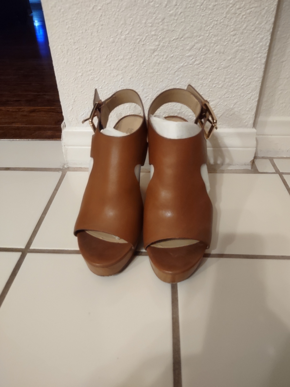 Micheal Kors Women’s Tan Leather Peep-Toe Platform Sandals with Buckle